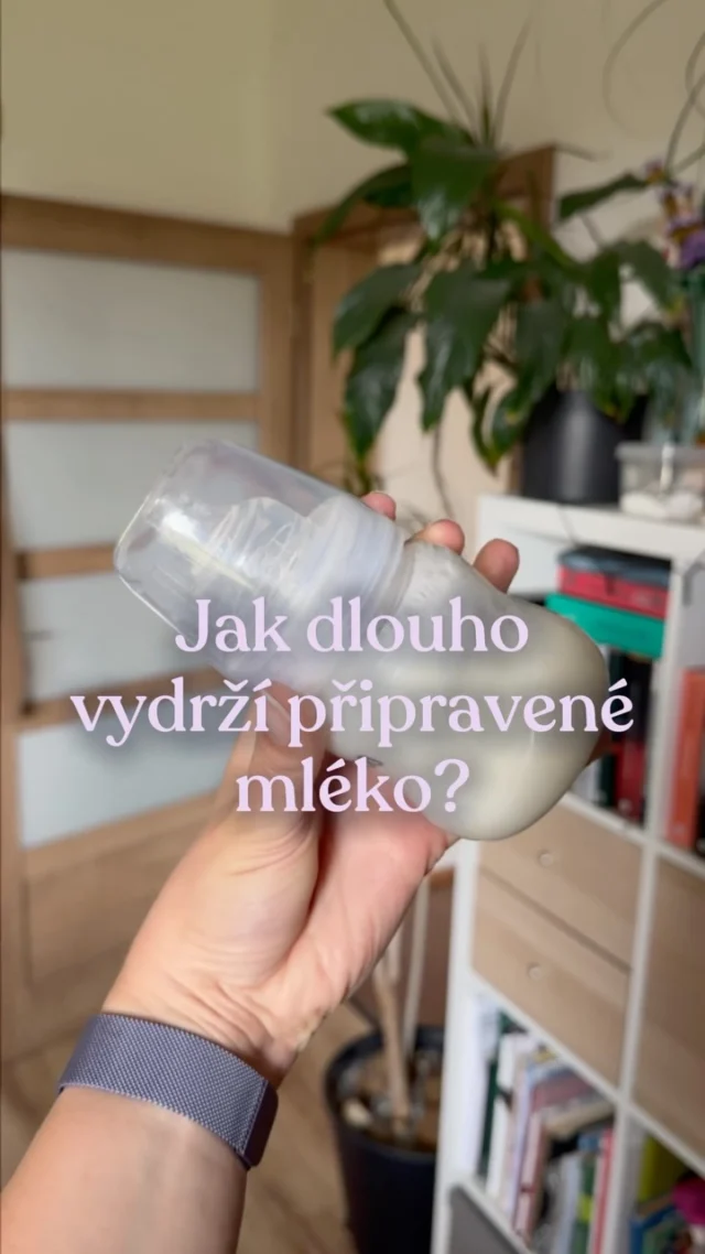 Naše návody na obalech vycházejí z nejpřísnějších doporučení zdravotnických organizací. ☝️ Ideální je připravovat mléko z čerstvě převařené vody těsně před krmením, aby byla zajištěna maximální čerstvost. ⁠
⁠
Pokud si ale potřebuješ lahvičku připravit předem, drž se těchto bezpečnostních pravidel pro skladování:
⁠
✨ V zadní části lednice* ➡️ spotřebuj do 24 hodin⁠
✨ V chladicí tašce s ledovou vložkou ➡️ spotřebuj do 4 hodin⁠
✨ Při pokojové teplotě ➡️ spotřebuj do 2 hodin⁠
⁠
*💡 Lednici otevíráme několikrát za den, takže teplota ve dveřích kolísá. Skladování lahvičky úplně vzadu pomůže udržet mléko v konstantním chladu a čerstvé.⁠
⁠
‼️ Jakmile miminko začne z lahvičky pít, zbývající mléko je nutné dopít nebo zlikvidovat do 1 hodiny. 🗑️⁠

Doufáme, že ti tento přehled pomůže při plánování krmení. Máš nějaký svůj osvědčený trik, jak si usnadnit přípravu mléka na cestách? Napiš nám ho do komentářů! 👇 Třeba se to nějakému dalšímu rodiči bude hodit. ☺️

🤱 Důležité upozornění: Kojení je pro miminko tím nejlepším začátkem. Kojenecká výživa by měla být používána pouze na doporučení lékaře. Způsob použití a další informace na obalech. Potravina pro zvláštní výživu.