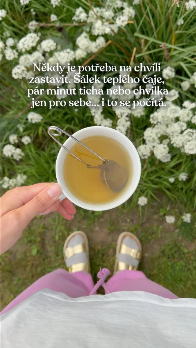 Být rodičem NAPLNO znamená dávat každý den spoustu energie svým dětem. A právě proto bys neměla zapomínat ani na sebe. 💜

Někdy stačí jen pár minut. Šálek teplého čaje, pár hlubokých nádechů, chvíle ticha nebo jen čas, kdy nemusíš nic řešit. Hromada prádla počká, nádobí taky. 🧺

A když potřebuješ ušetřit pár minut navíc, může přijít vhod i Kendamil tekuté mléko. Stačí protřepat, nalít a můžeš servírovat. Protože i malá pauzička se počítá. 🍼

Důležité upozornění: Kojení je nejlepší způsob výživy. Kojenecká výživa by měla být používána pouze na doporučení lékaře. Způsob použití a další informace na obalech. Potravina pro zvláštní výživu.

#Kendamil #materstvi #rodicovstvi #naplno